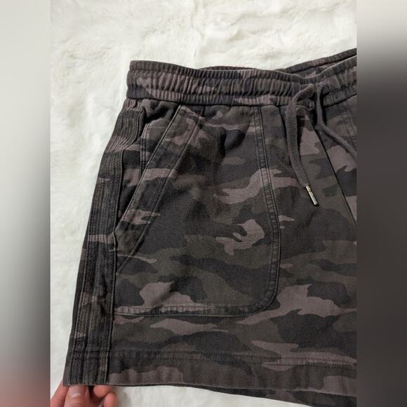 Athleta Farallon Camo Sweat Shorts Women's Size 14 - Picture 3 of 6